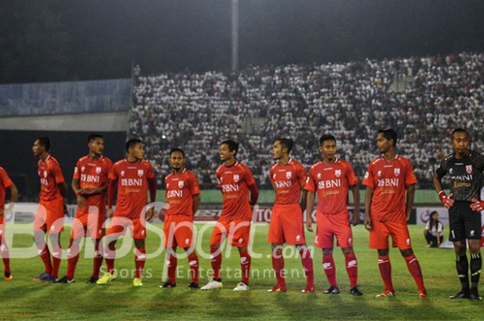      Skuat Persis Solo saat bersiap menghadapi laga perdana Liga 2 musim 2018 dengan menghadapi Semen Padang, Senin (23/4/2018) malam.     