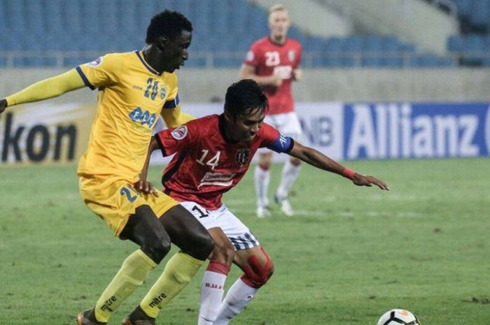 Penampilan kapten Bali United, Fadhli Sausu, berduel dengan pemain FLC Thanh Hao, Pape Omar Faye, pada laga Grup G Piala AFC 2018 di Stadion My Dinh, Vietnan, Selasa 13 Maret 2018.