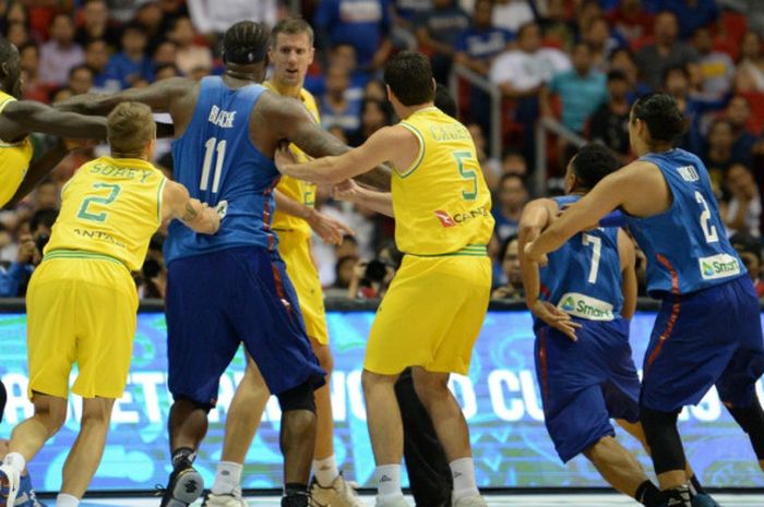 Momen saat pemain Filipina (jersey biru) dan Australia (kuning) terlibat perkelahian di tengah laga Kualifikasi FIBA World Cup 2019 Zona Asia yang berlangsug di Philippine Arena pada Senin (2/7/2018).