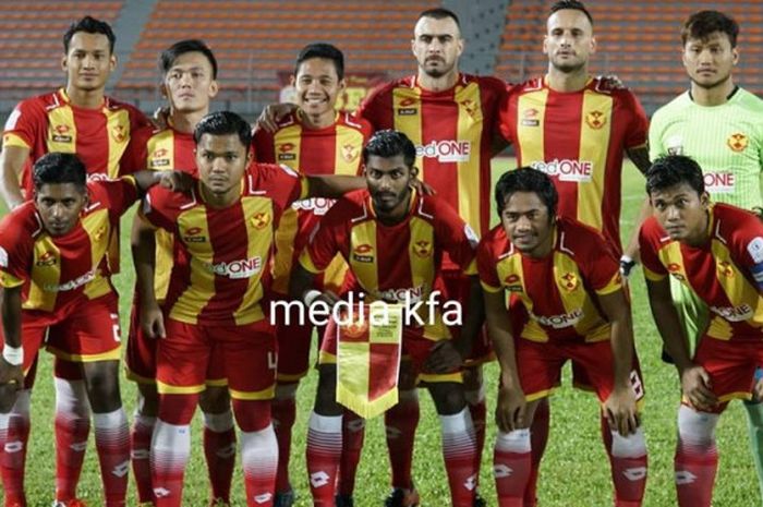  Duo pilar Indonesia, Evan Dimas (belakang, tiga dari kiri) dan Ilham Udin (depan, dua dari kanan) pose bersama pemain Selangor FA sebelum menjamu Kedah FA di Stadion Cheras, Kuala Lumpur, Sabtu (26/5/2018) malam.  