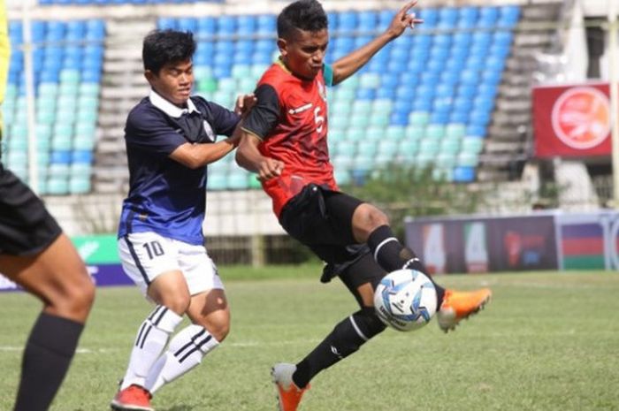 Penyerang timnas U-19 Kamboja, Sett Mann South berusaha merebut bola yang dikuasai bek timnas U-19 Timor Leste, Pelazio AG Da Costa (kanan) pada laga kedua Grup B Piala AFF U-18 edisi 2017 di Stadion Thuwunna, Rabu (6/9/2017) sore. 