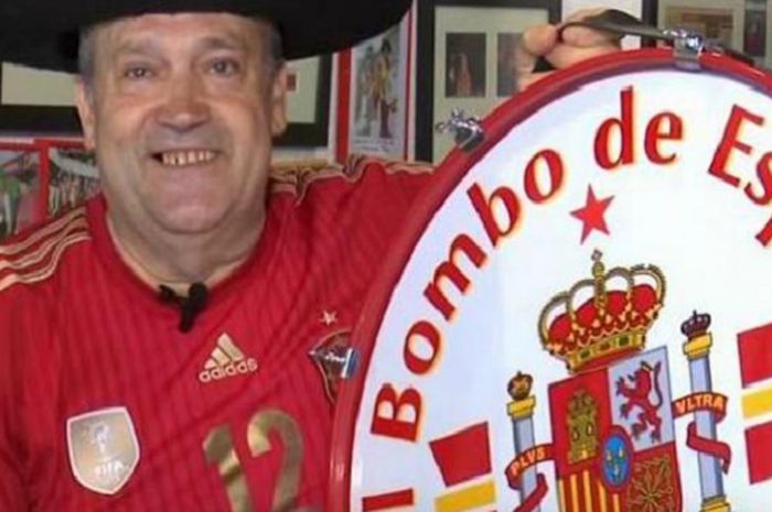 Manolo el del Bombo,penggemar Spanyol yang sedih ketika drumnya dilarang dibawa masuk ke stadion oleh FIFA.
