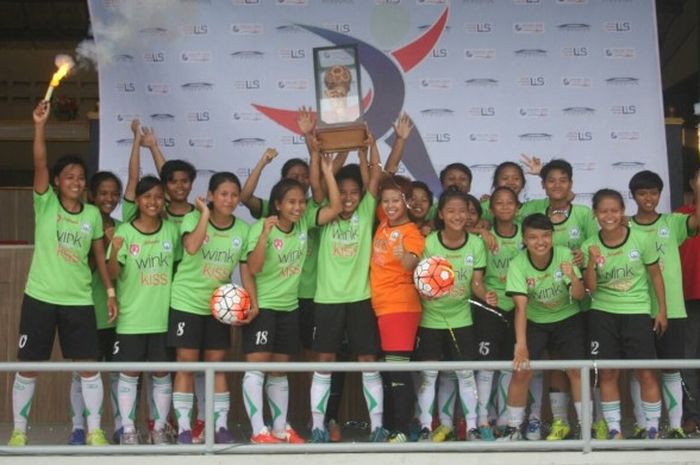 Putri Mataram mengangkat trofi lagi setelah sukses mempertahankan gelar juara Bengawan Cup dengan mengalahkan Persijap Kartini via skor 6-1 di Stadion R Maladi, Sriwedari, Sabtu (31/12/2016).