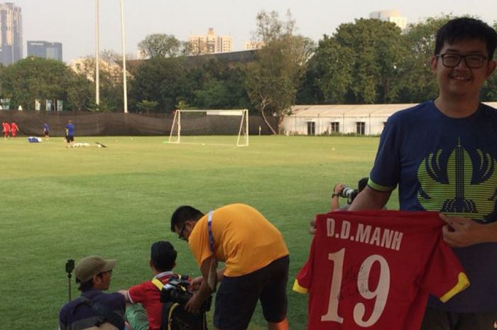 Eric Leonardi yang memburu tanda tangan untuk jersey timnas Vietnam miliknya di Lapangan B, Komplek Gelora Bung Karno, Jakarta, 22 Agustus 2018. 