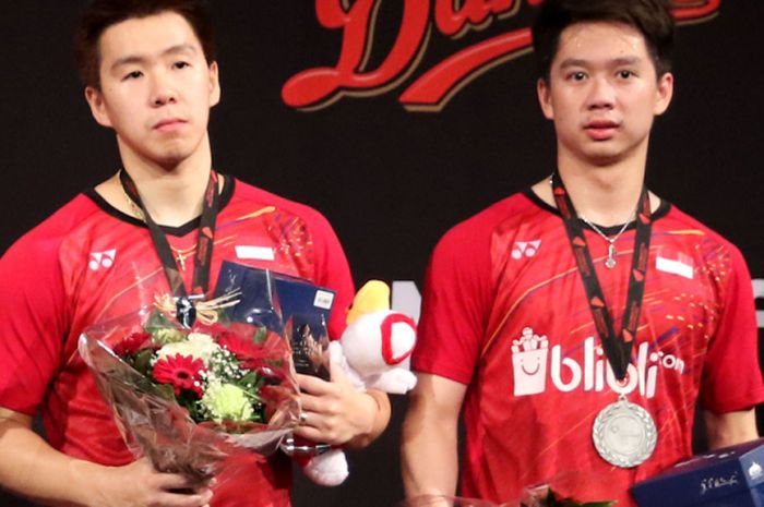 Marcus Fernaldi Gideon (kiri) dan Kevin Sanjaya Sukamuljo berdiri di podium ketika menjadi runner-up Denmark Open 2017 setelah kalah dari pasangan China, Zhang Nan/Liu Cheng, di final pada Minggu (22/10/2017).