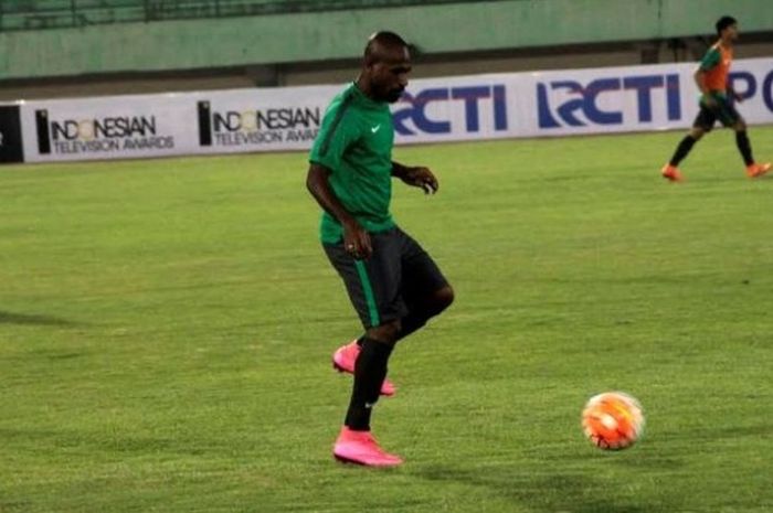 Penyerang Boaz Solossa dalam sesi uji lapangan yang dilakoni timnas Indonesia di Stadion Manahan, Solo pada Senin (5/9/2016) malam. 