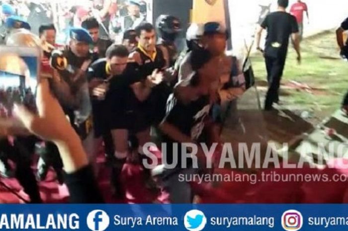 Wasit laga Madura United Vs Borneo FC diselamatkan petugas keamanan