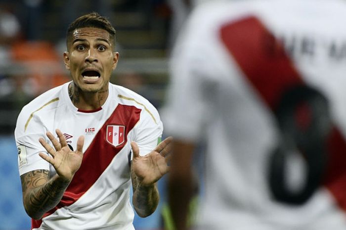 Penyerang Peru, Paolo Guerrero, dalam laga Piala Dunia 2018 Grup C melawan Denmark di Mordovia Arena, Saransk, 16 Juni 2018. 