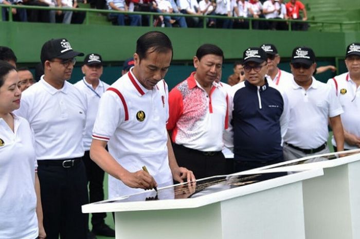 Presiden Jokowi meresmikan lapangan tenis GBK, Senayan, Jakarta, Sabtu (3/2/2018).