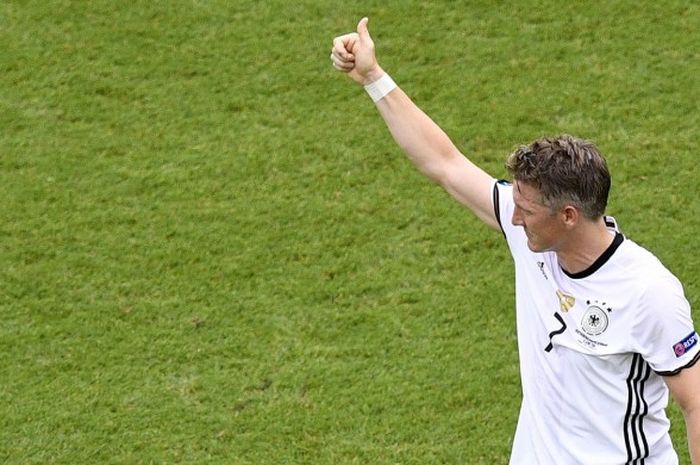 Gelandang Jerman, Bastian Schweinsteiger, mengacungkan jempolnya saat menghadapi Irlandia di laga grup C Euro 2016 di Stadion Parc des Princes, Paris, Prancis, 21 Juni 2016.
