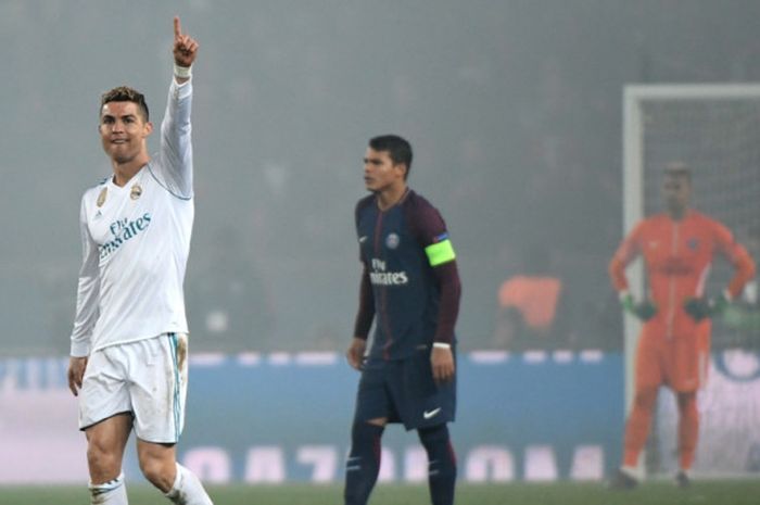 Megabintang Real Madrid, Cristiano Ronaldo, merayakan gol yang dia cetak ke gawang Paris Saint-Germain dalam laga leg kedua babak 16 besar Liga Champions di Stadion Parc des Princes, Paris, Prancis, pada 6 Maret 2018.
