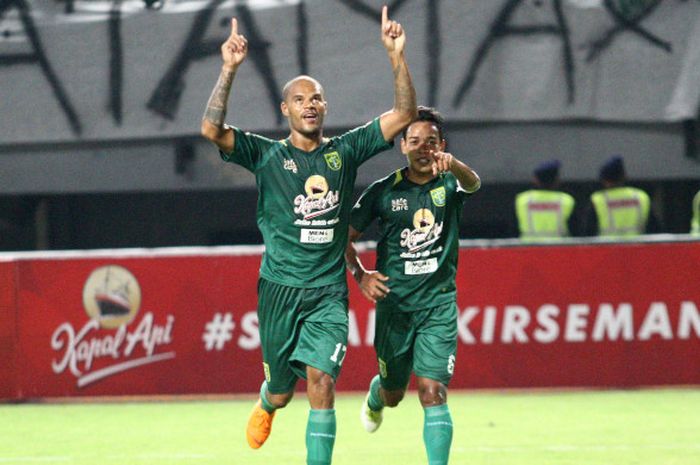     Selebrasi penyerang Persebaya Surabaya, David da Silva, seusai membobol gawang Sriwijaya FC dalam pertandingan Liga 1 di Stadion Gelora Bung Tomo, Minggu (22/4/2018).     