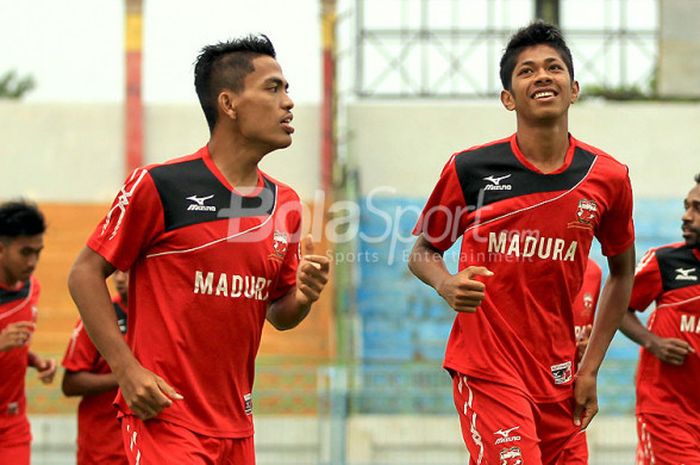 Pemain Madura United, Irsan Lestaluhu (kanan), saat mengikuti latihan perdana di Stadion Gelora Bangkalan, Jawa Timur, Minggu (17/12/2107) sore, pasca berakhirnya kompetisi Liga 1.