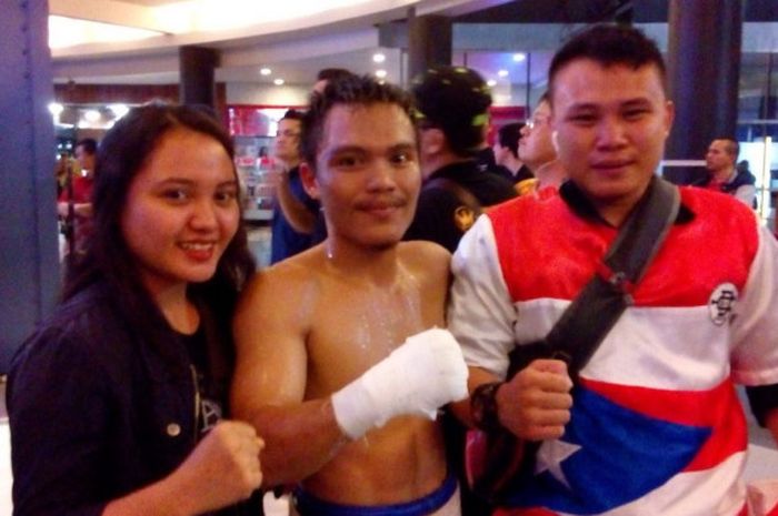 Petinju Hisar Mawan (tengah) seusai memenangi pertarungan dengan Frengki Rohi dalam Mahkota Boxing Super Series 2018 di Cilandak Town Square, Jakarta Selatan, Sabtu (10/3/2018) 