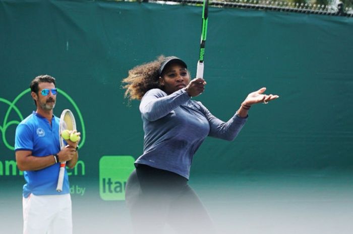 Momen saat Serena Williams (kanan) berlatih jelang mengikuti Miami Open 2018 dengan didampingi sang pelatih, Patrick Mouratoglou (kiri).