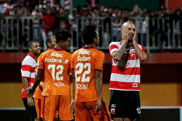 Ekspresi kekecewaan gelandang Madura United Dane Milovanovic saat melawan Borneo FC di Stadion Ratu Pamelingan, Jumat (14/10/2017).