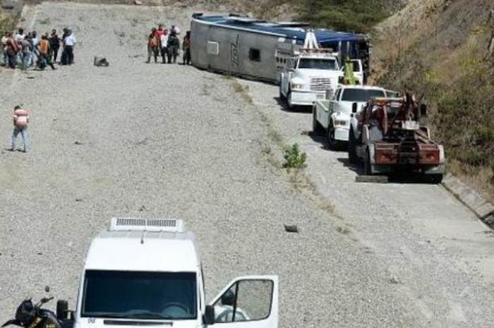 Bus yang mengangkut pemain Huracan terjatuh ke jurang dan terguling di Varga, Venezuela, Rabu (10/2/2016).