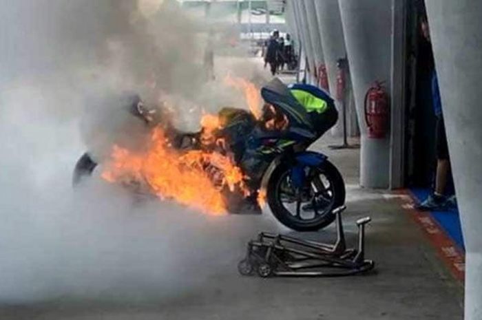 Motor Alex Rins terbakar di Sirkuit Sepang, Malaysia, Kamis (1/11/2018).