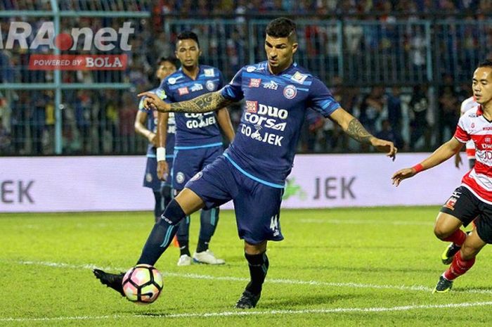 Bek Arema FC, Arthur Cunha, berupaya mengamankan bola dibayangi gelandang Madura United, Slamet Nurcahyo, dalam laga lanjutan Liga 1 di Stadion Kanjuruhan, Malang, (14/5/2017).