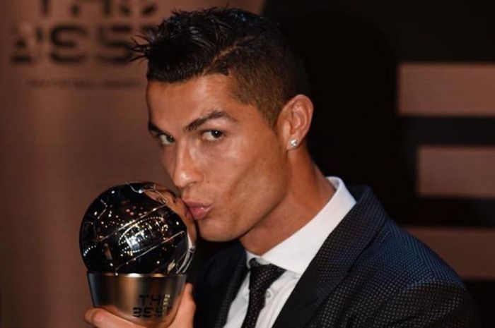 Cristiano Ronaldo usai menerima The Best Player 2017 FIFA Awards, Selasa (24/10/2017).