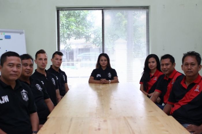 Presiden Persijap, Esti Puji Lestari (tengah) bersama jajaran manajemen dan tim pelatih klub Liga 3 asal Jawa Tengah ini. 
