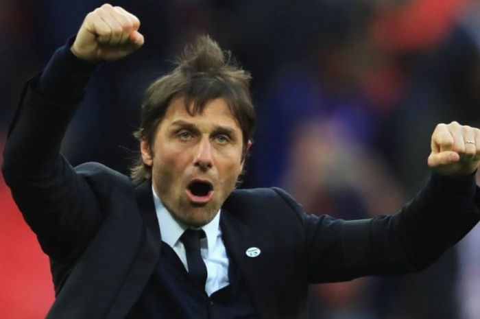 Reaksi kegembiraan pelatih Chelsea, Antonio Conte, setelah timnya mengalahkan Tottenham Hotspur dalam duel semifinal Piala FA di Wembley, London, 22 April 2017.