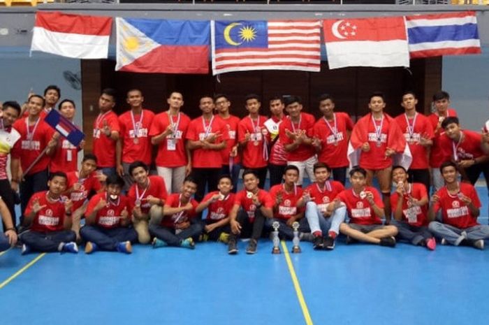 Tim bola tangan Indonesia berpose  setelah meraih medali perunggu pada Kejuaraan International Handball Federation (iHF) Thropy yang berakhir di Shah Alam, Malaysia, Sabtu (21/4/2018).