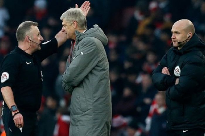 Wasit Jon Moss meminta Arsene Wenger meninggalkan bangku cadangan seusai terlibat friksi dengan wasit cadangan, Anthony Taylor, pada laga Arsenal vs Burnley di Stadion Emirates, Minggu (22/1/2017). 