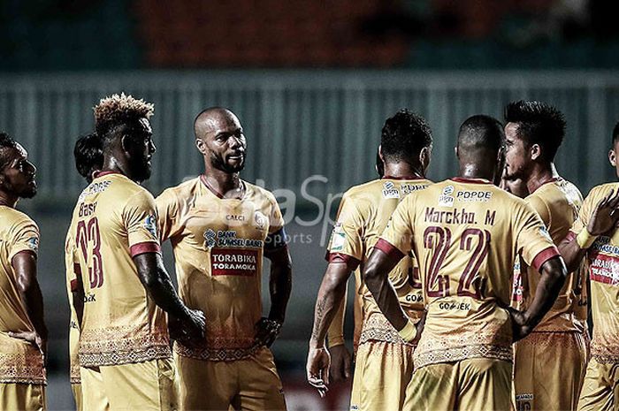 Ekspresi pemain Sriwijaya FC usai dikalahkan PS TNI dalam laga pekan ke-31 Liga 1 di Stadion Pakansari, Kab.Bogor, Rabu (25/10/2017).