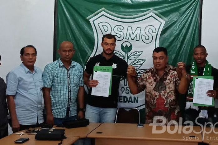 Usai tandatangab kontrak, Reinaldo Lobo dan Sadney Urikhob berfoto bersama pengurus klub PSMS Medan.