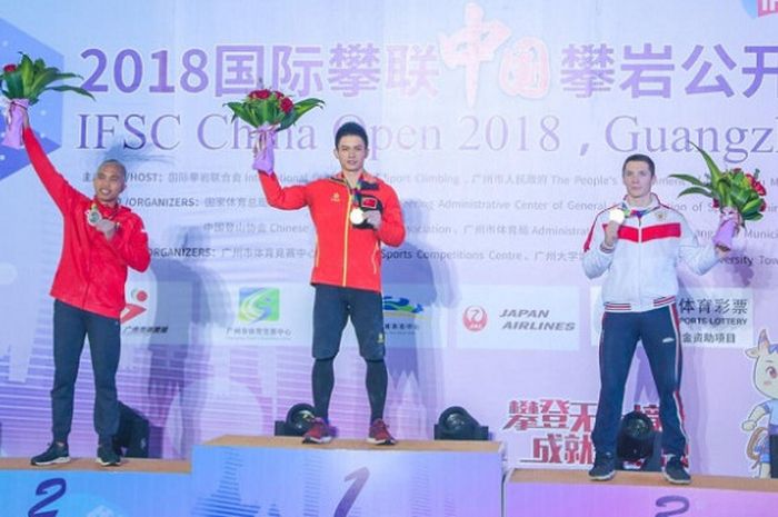 Atlet panjat tebing Indonesia, Aspar Jaelolo (kiri) berpose di podium setelah meraih medali perak pada International Climbing Series China Open yang digelar di Guangzhou, China, Minggu (18/11/2018).