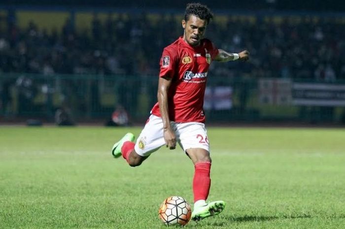 Bek kanan Bhayangkara FC, Alfin Tuasalamony beraksi bersama timnya saat bersua PSCS pada laga perdana Cilacap Cup 2017 di Stadion Wijayakusuma, Cilacap, Jumat (24/3/2017) malam. 
