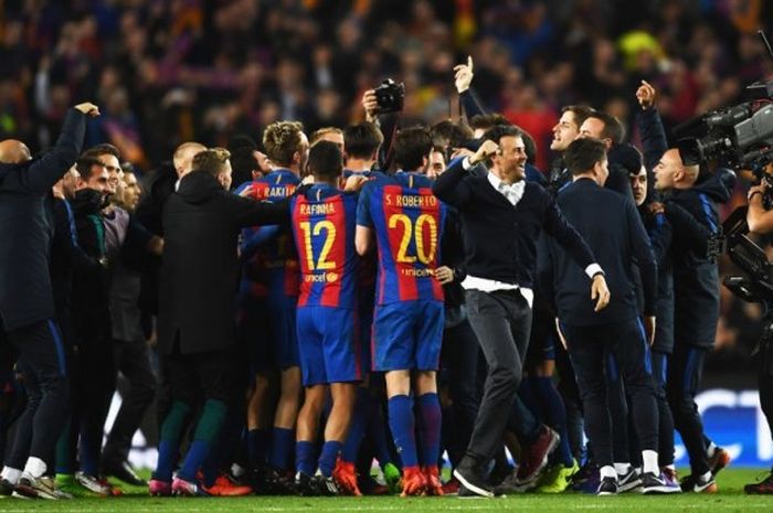 Seluruh anggota tim FC Barcelona merayakan keberhasilan membungkam Paris Saint-Germain dalam laga leg kedua babak 16 besar Liga Champions di Stadion Camp Nou, Barcelona, Spanyol, pada 8 Maret 2017.