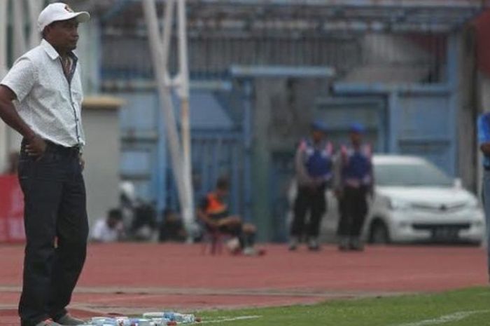 Pelatih Kas Hartadi tegang saat Persik dijamu Sidoarjo United di Stadion Gelora Delta pada Sabtu (7/