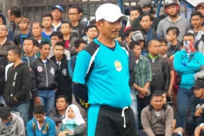 Pelatih Persib, Djadjang Nurdjaman dengan latar belakang ratusan bobotoh saat memimpin latihan Atep Cs di lapangan Lodaya, Kota Bandung pada Rabu (29/3/2017) sore. 