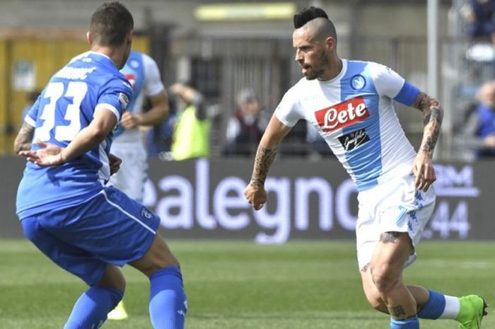 aksi gelandang Napoli, Marek Hamsik (kanan), dalam pertandingan Serie A 2016-2017 menghadapi Empoli di Stadio Carlo Castellani, Empoli, pada Minggu (19/3/2017).