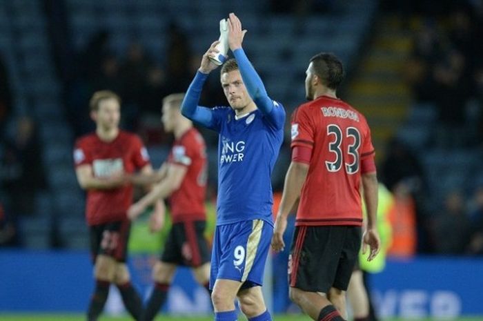 Penyerang Leicester City, Jamie Vardy, bertepuk tangan kepada penonton, seusai laga Premier League kontra West Bromwich Albion, Selasa (1/3/2016) atau Rabu dini hari WIB.