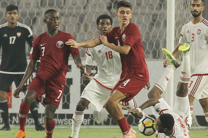Seorang pemain terjatuh dalam duel Timnas U-19 Uni Emirat Arab (UEA) kontra Timnas U-19 Qatar dalam Grup A Piala Asia (Piala AFC) U-19 2018 di Stadion Utama Gelora Bung Karno, Jakarta, Kamis (18/10/2018) sore WIB. UEA menang 2-1.
