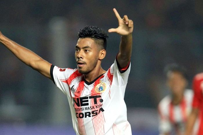 Gelandang Persija, Syahroni, melakukan selebrasi usai mencetak gol ke gawang Bali United dalam laga Trofeo Persija 2016, di stadion Gelora Bung Karno, Sabtu (9/4/2016).