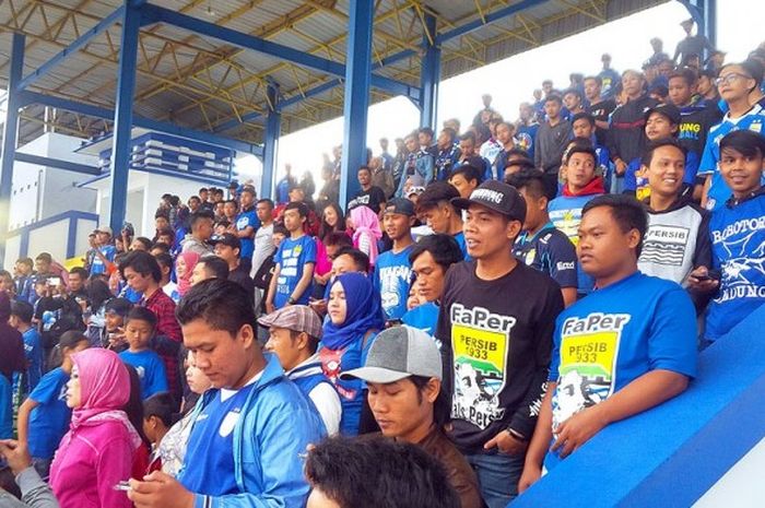 Pendukung Persib Bandung, Bobotoh, memenuhi acara nonton bareng laga Maung Bandung kontra tuan rumah Arema yang digelar di Stadion Persib, Jalan Ahmad Yani, Kota Bandung, Minggu (18/12/2016).