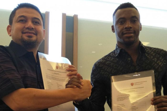 Guy Junior (kanan) diperkenalkan PSM sebagai rekrutan anyar di Novotel Hotel Makassar, Selasa (9/1/2018).