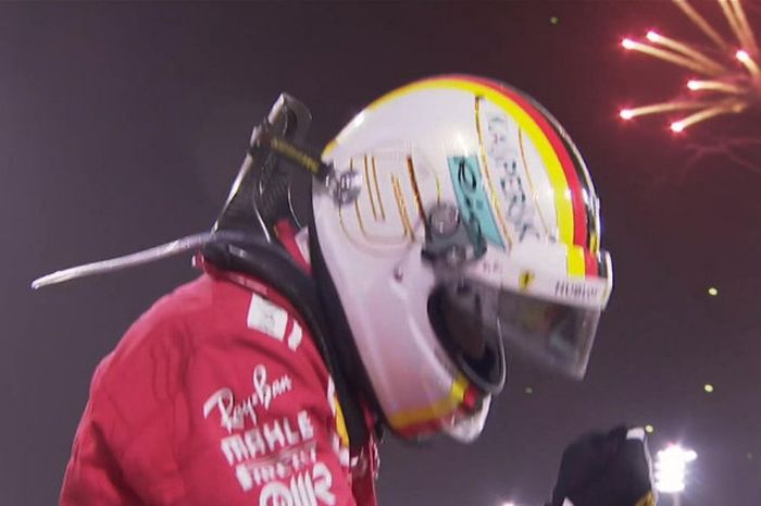 Pebalap Ferrari, Sebastian Vettel, merayakan kemenangannya pada seri balap F1 GP Bahrain di Sirkuit Sakhir, Bahrain, Minggu (8/4/2018).