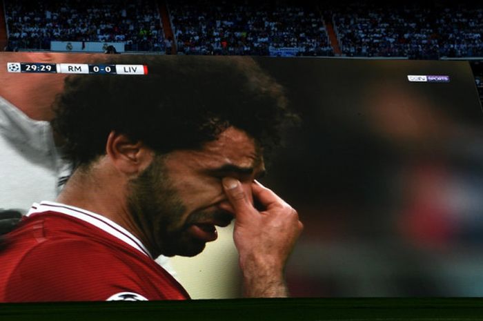 Layar raksasa di Stadion Santiago Bernabeu menampilkan ekspresi penyerang Liverpool FC, Mohamed Salah, yang menangis dalam laga final Liga Champions kontra Real Madrid di Stadion NSC Olimpiyskiy, Kiev, Ukraina pada 26 Mei 2018.