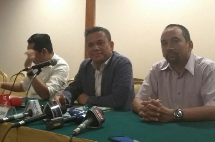  COO PT LIB, Tigor Shalom Boboy, Direktur Utama Berlinton Siahaan, dan Direktur Marketing Risha Adi Wijaya (dari kiri ke kanan) saat memimpin pertemuan 18 klub Liga 1 dengan PSSI dan PT LIB di Hotel Sultan, Jakarta,  Selasa (10/10/2017) 