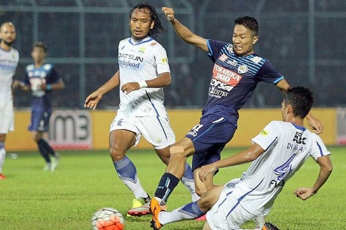 Pemain sayap Arema, Dendi Santoso (tengah) berupaya menerobos hadangan dua pemain Persib, Hariono (kiri) dan Dias Angga Putra, pada laga pekan terakhir TSC 2016 di Stadion Kanjuruhan, Kabupaten Malang pada Minggu (18/12/2016).