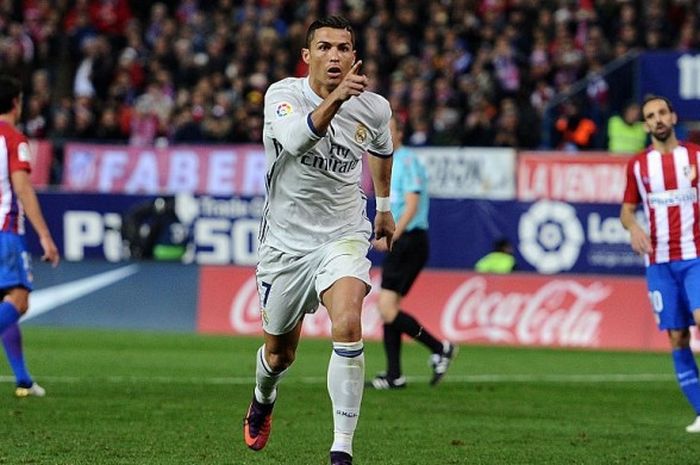 Ikon Real Madrid, Cristiano Ronaldo, merayakan gol yang dia cetak ke gawang Atletico Madrid dalam pertandingan La Liga di Stadion Vicente Calderon, Madrid, Spanyol, 19 November 2016.