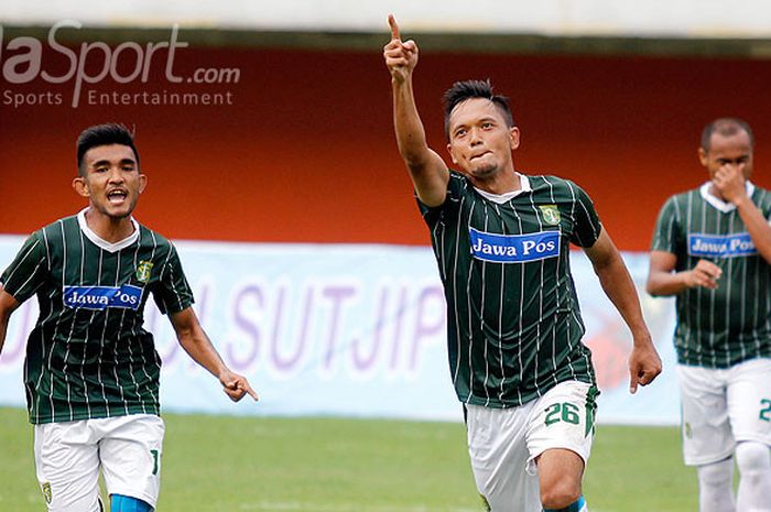 Striker Persebaya, Rachmat Affandi (tengah), melakukan selebrasi seusai mencetak gol ke gawang PSN Ngada dalam laga Piala Dirgantara di Stadion Maguwoharjo Sleman, Selasa (28/2/2017) sore. 