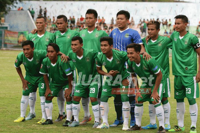 Para pemain Persekap Kota Pasuruan berpose bersama sebelum menjamu PS Sumbawa Barat dalam lanjutan Liga 2 yang berakhir dengan skor 4-0 di Stadion Untung Suropati, Sabtu (29/4/2017).