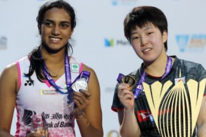 Akane Yamaguchi (kanan) berhasil menjadi juara BWF Superseries Finals 2017 setelah mengalahkan Pusarla V. Sindhu (kanan) pada pertandingan final yang digelar Minggu (17/12/2017).   