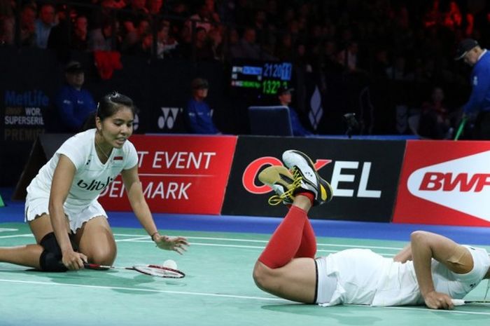 Pasangan ganda putri Indonesia, Nitya Krishinda Maheswari/Greysia Polii, terjatuh saat berupaya mengembalikan kok pukulan Jung Kyung-eun/Shin Seung-chan (Korea Selatan) yang menjadi lawan pada babak semifinal Denmark Terbuka di Odense Sports Park, Sabtu (22/10/2016).